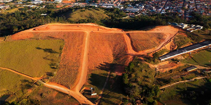 Vista aérea de lote na região do interior de São Paulo com ampla área de natureza ao redor mostrando como vale a pena comprar lote direto com o proprietário